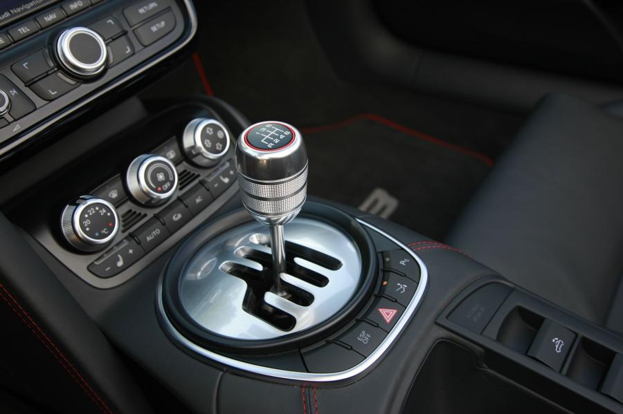 Детали интерьера Audi R8 Spyder 5.2 FSI Quattro 2010 года  (WW) (фото 64 из 79)